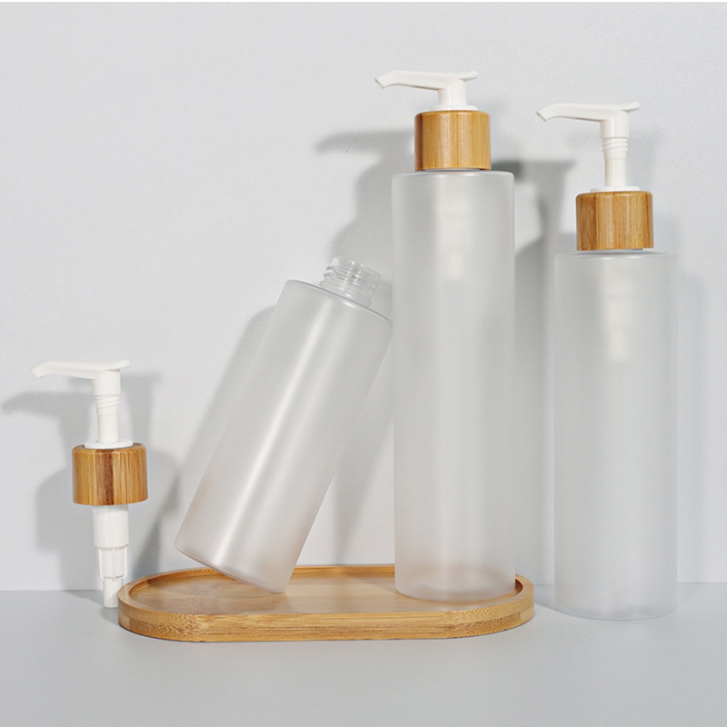 Bottiglie di shampoo in plastica per animali domestici con pompa spray in bambù satinato con coperchio da 120 ml Bottiglie di shampoo in plastica per animali domestici con pompa spray in bambù satinato con coperchio da 120 ml