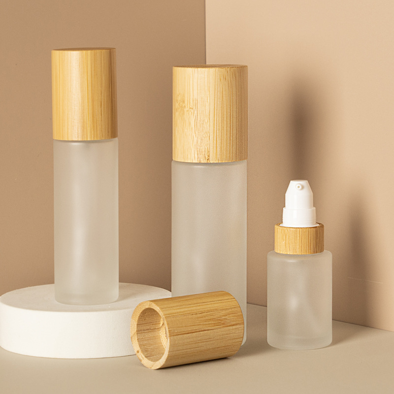 Pompa per lozione cosmetica satinata Nebbia fine e flacone spray per lozione in vetro con coperchio in legno di bambù