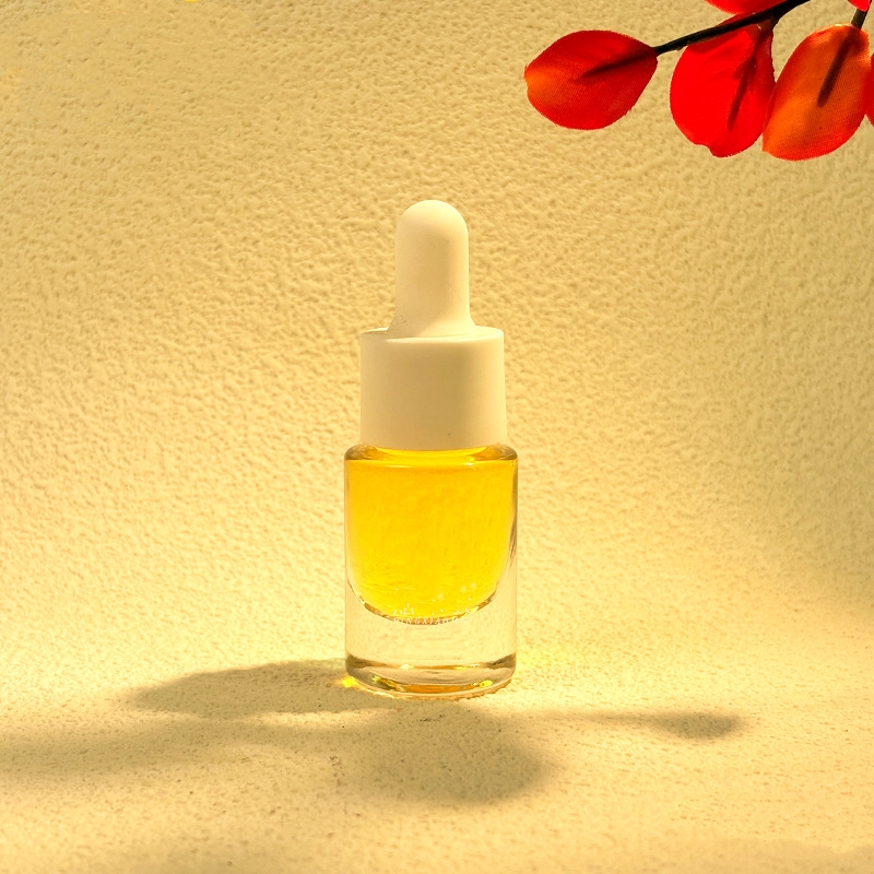 Piccole bottiglie di olio essenziale di vetro con contagocce in metallo o legno