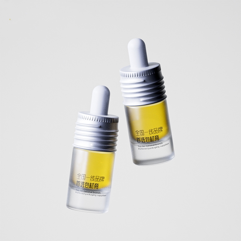 Piccole bottiglie di olio essenziale di vetro con contagocce in metallo o legno Piccole bottiglie di olio essenziale di vetro con contagocce in metallo o legno