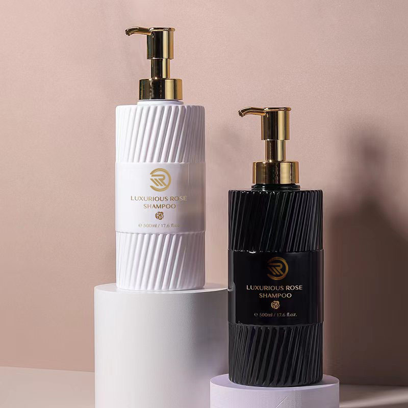 Bottiglia di gel doccia shampoo per spalla piatta ecologica da 500 ml Striscia nera bianca che pressa l'imballaggio dell'emulsione della pompa di plastica per l'uso della lozione