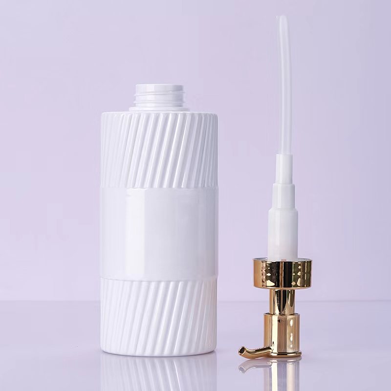 Bottiglia di gel doccia shampoo per spalla piatta ecologica da 500 ml Striscia nera bianca che pressa l'imballaggio dell'emulsione della pompa di plastica per l'uso della lozione Bottiglia di gel doccia shampoo per spalla piatta ecologica da 500 ml Striscia nera bianca che pressa l'imballaggio dell'emulsione della pompa di plastica per l'uso della lozione