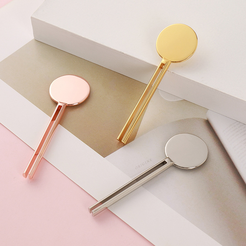 Chiave per spremiagrumi per tubi di dentifricio a forma di chiavi in ​​mano per cosmetici, con dispenser per tubi in metallo, spremiagrumi