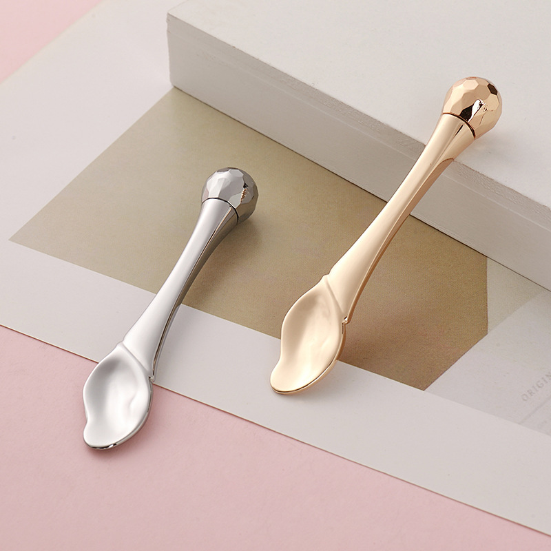 Stick per massaggio con rullo per occhi Applicatore per crema per gli occhi Spatole cosmetiche Cucchiaio per il viso antirughe Strumento per la cura del viso in lega d'oro